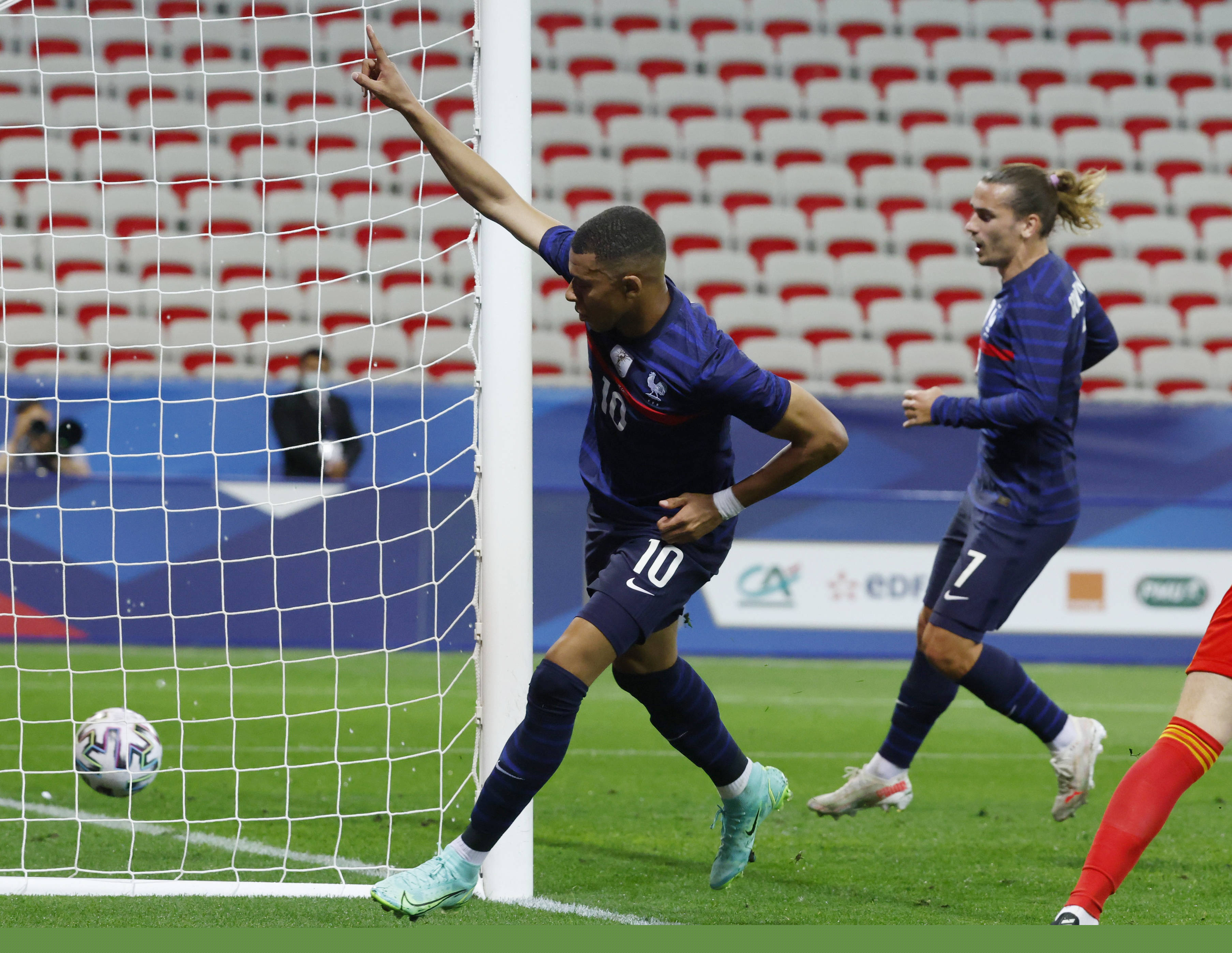 阿方索-戴维斯今日恢复部分合练，为接受手术以来首次（阿方索-戴维斯今日术后首次参加部分合练）