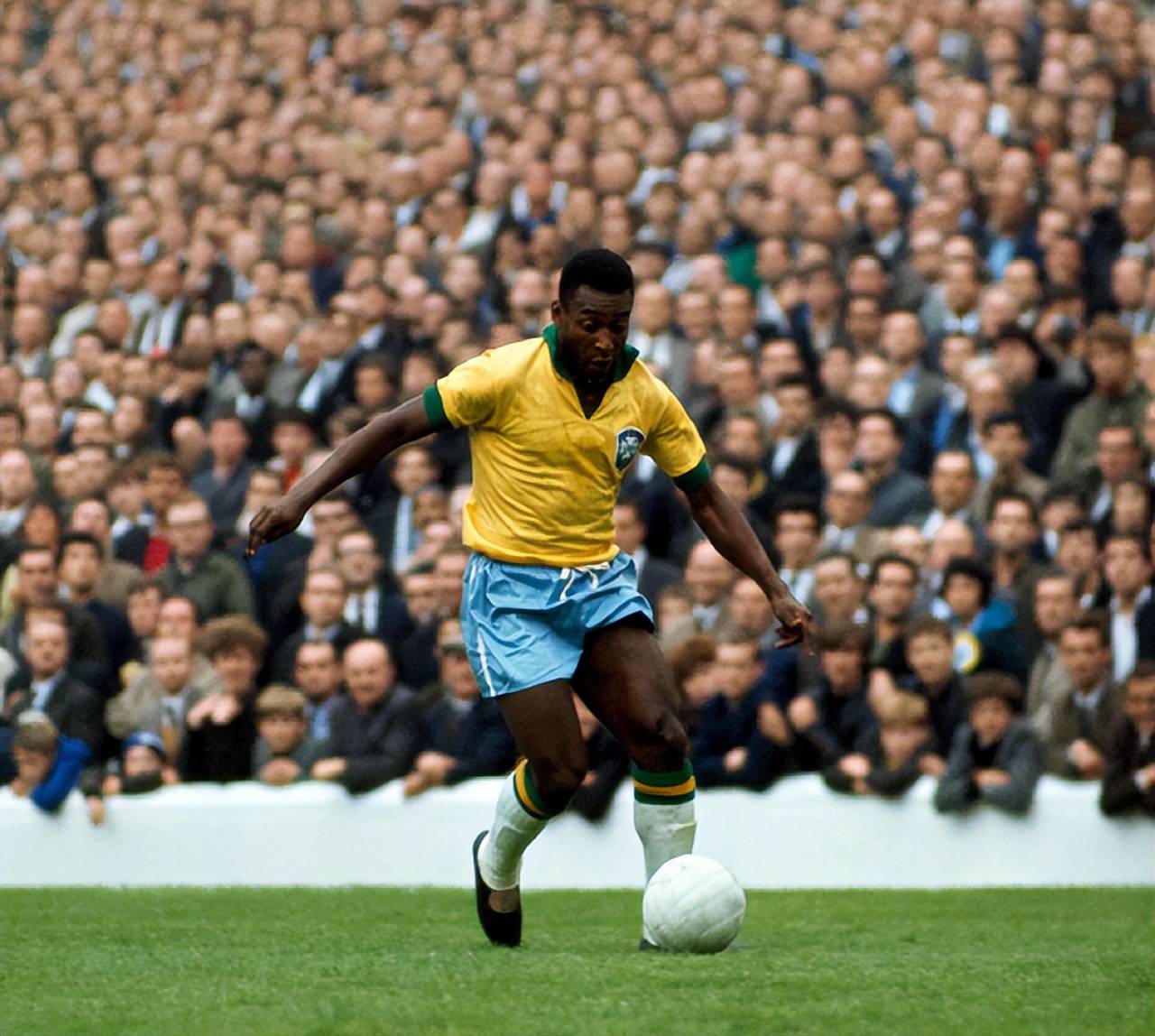 倒钩踢到对手面部被罚下，安东尼：我想赢，这是一个无意动作（倒钩误中对手脸部吃红牌，安东尼：只想赢，并非故意）