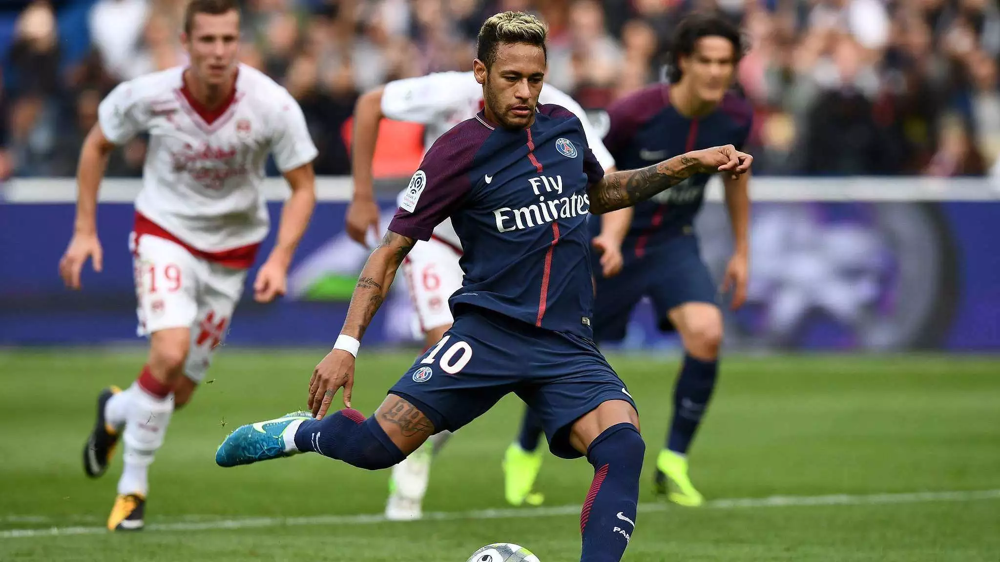 曼联状态起伏引外界担忧（曼联状态波动引发外界忧虑）