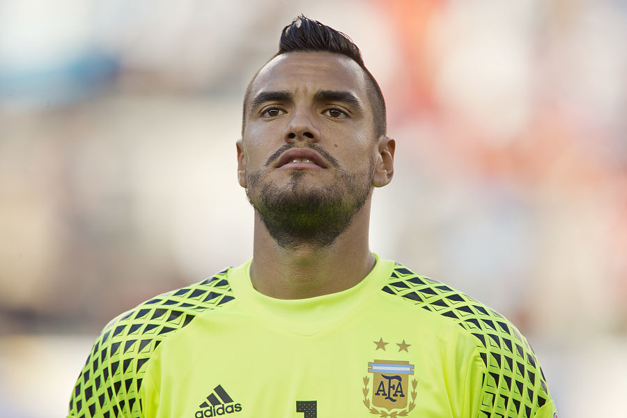 足球是朋友、梦想与人生的瞬间🔴⚫️⚽️（绿茵承载友谊与梦想，定格人生每一瞬🔴⚫️⚽️）