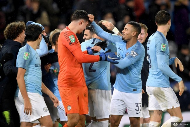 阿尔卡拉斯救球得分引热议，蒂亚福表情包成焦点（阿尔卡拉斯惊险救球掀热议，蒂亚福表情包抢镜）