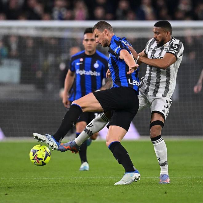 巴萨赛前发小白当年绝杀照，切尔西赛后用埃斯特旺破门照回应（巴萨赛前晒小白绝杀旧照，切尔西赛后以埃斯特旺进球照回敬）